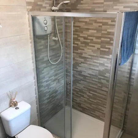 Cheerful 4 Bedroom Town House With Bbq, Casa vacanze *