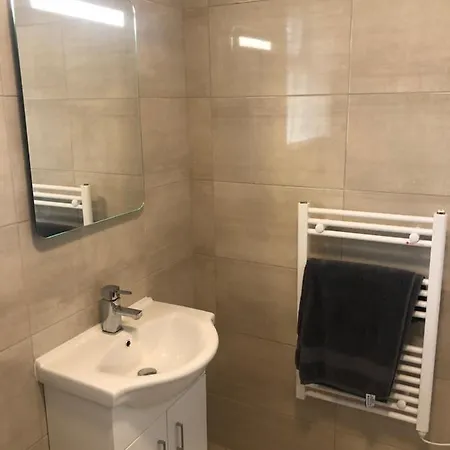 Cheerful 4 Bedroom Town House With Bbq, Casa vacanze *