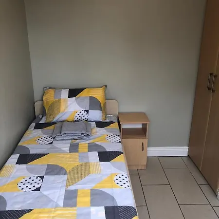 Cheerful 4 Bedroom Town House With Bbq, Holiday home *