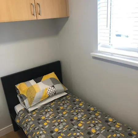 Cheerful 4 Bedroom Town House With Bbq, Holiday home