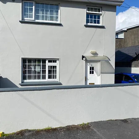 Cheerful 4 Bedroom Town House With Bbq, Holiday home *