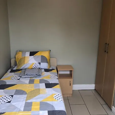 펜션 Cheerful 4 Bedroom Town House With Bbq,
