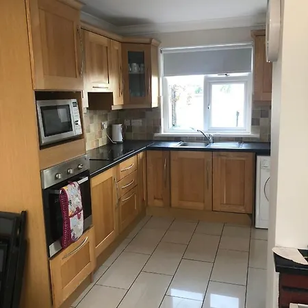 펜션 Cheerful 4 Bedroom Town House With Bbq, 골웨이