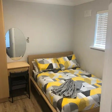 Cheerful 4 Bedroom Town House With Bbq, 펜션 골웨이